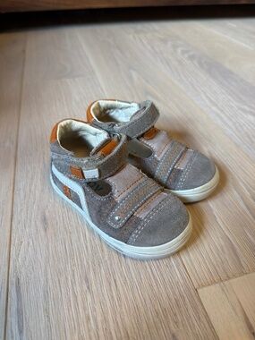 Bopy toddler shoes size 4.5-5 (size 20)
